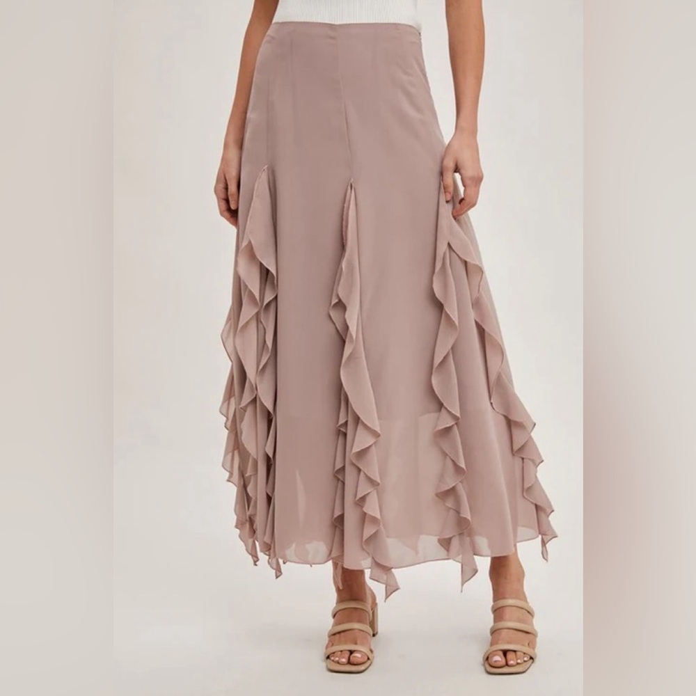 Bluivy ~
Asymmetrical Ruffle Skirt in Light Pink/Beige
Size Medium
Size Large